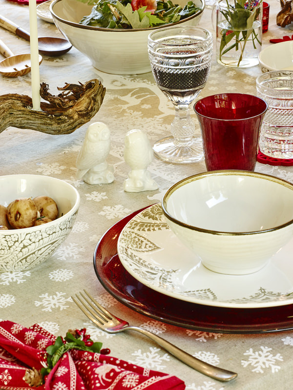 decoração de Natal branco e vermelho mesa posta Zara Home 2