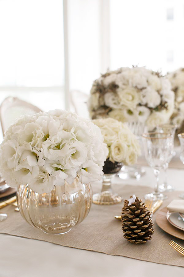 Arranjos de flores brancas