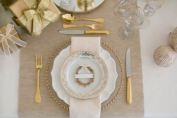 branco e dourado para a ceia de Natal
