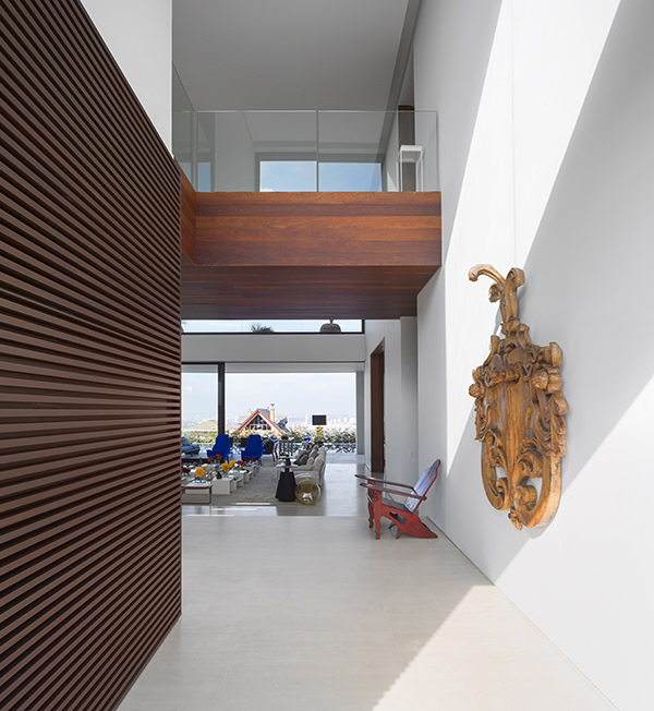 decoracao-casa-moderna-com-pe-direito-duplo-fernanda-marques-3