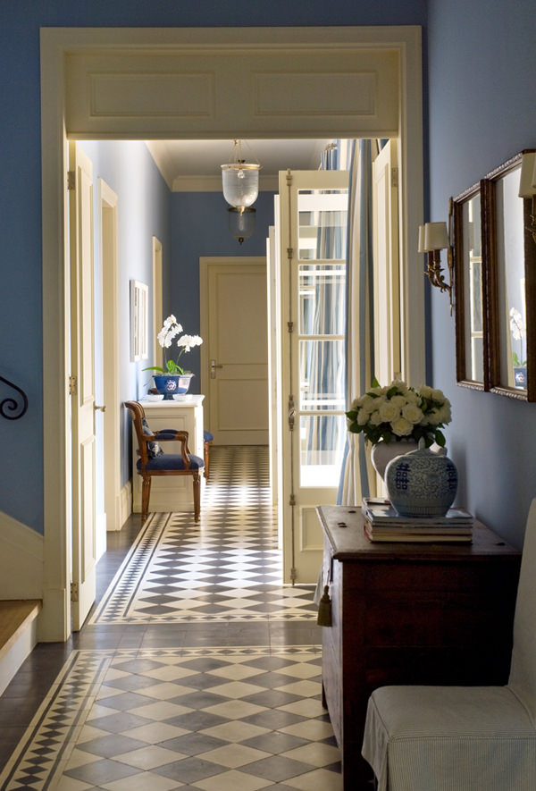 Casa de campo em tons de azul e bege