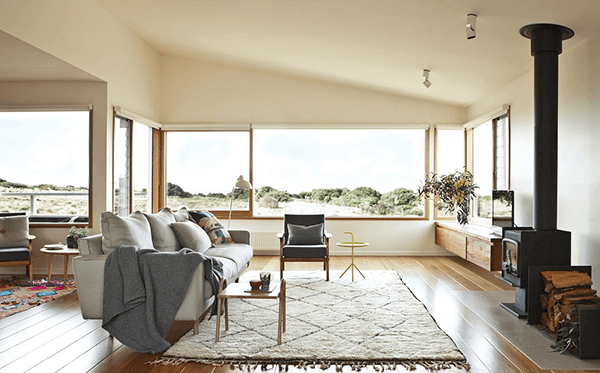 Decoração clean traz clima relax para casa de praia