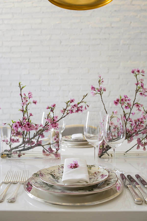 Decoração moderna e romântica para o jantar
