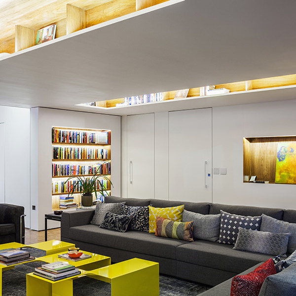decoracao-sala-integrada-com-biblioteca-flutuante-1