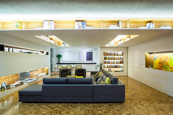 decoracao-sala-integrada-com-biblioteca-flutuante-11