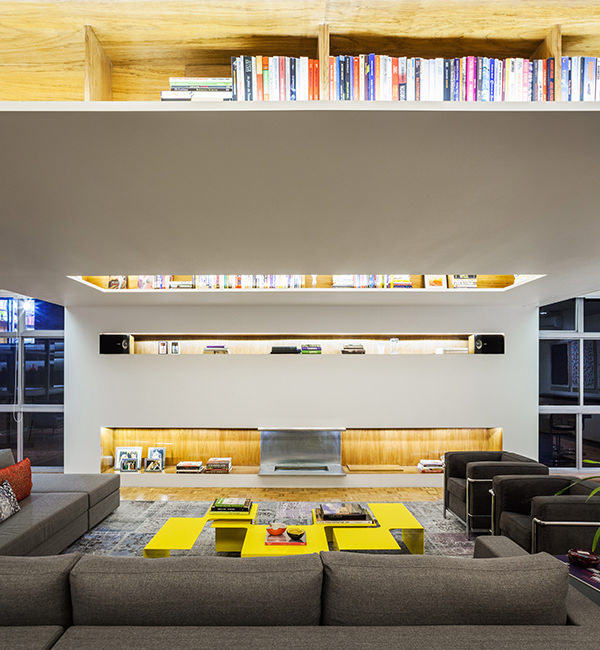 decoracao-sala-integrada-com-biblioteca-flutuante-12
