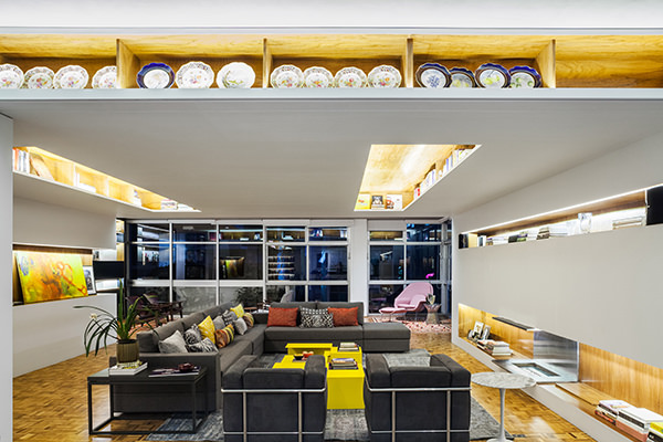 decoracao-sala-integrada-com-biblioteca-flutuante-14
