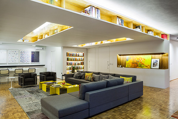 decoracao-sala-integrada-com-biblioteca-flutuante-16