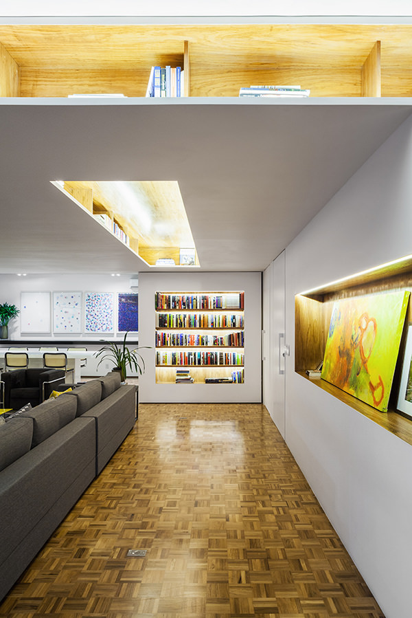 decoracao-sala-integrada-com-biblioteca-flutuante-2