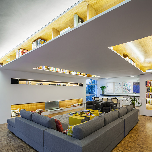 decoracao-sala-integrada-com-biblioteca-flutuante-4
