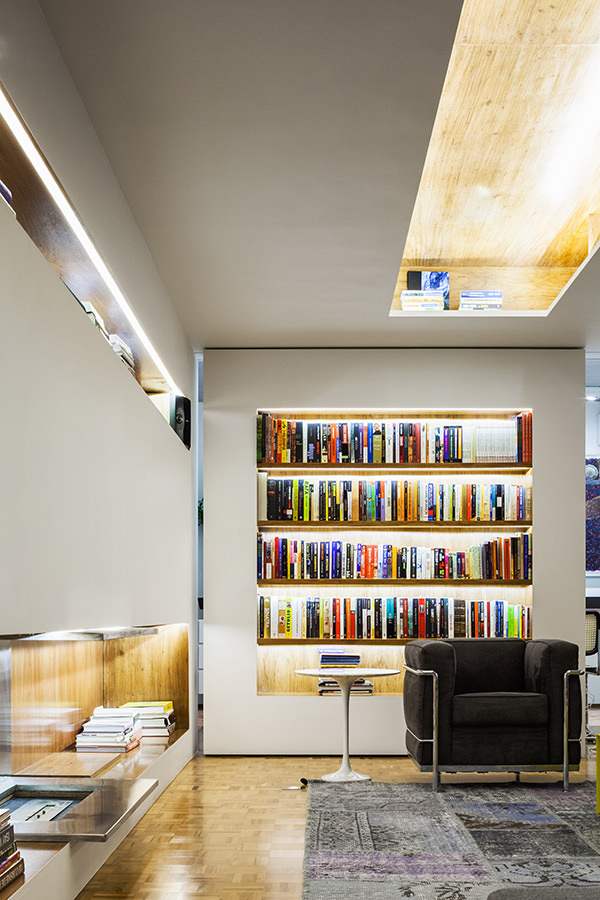 decoracao-sala-integrada-com-biblioteca-flutuante-5