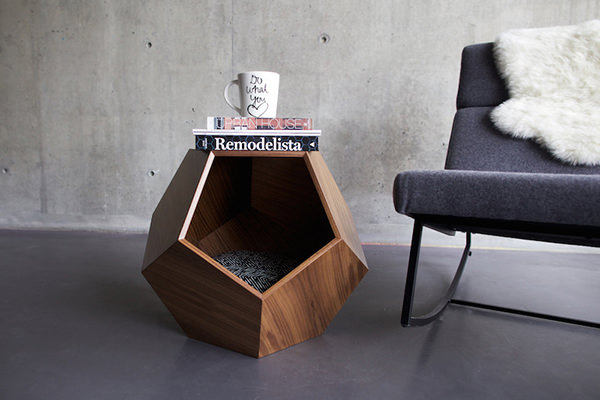 4 mesas laterais com caminha de cachorro