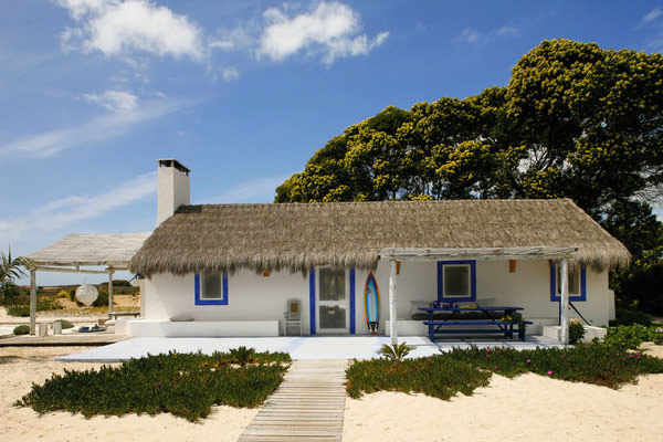 casa de praia azul e branco