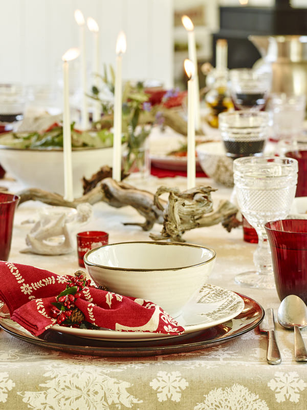 decoração de Natal branco e vermelho mesa posta Zara Home