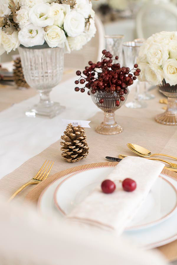 Editorial: decoração em branco, dourado e vermelho para o almoço de Natal