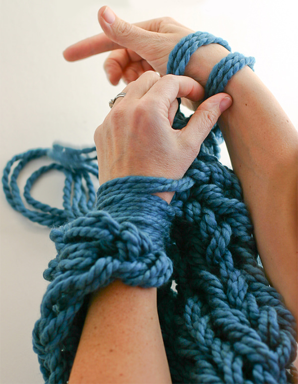 Tricô sem agulha: Americana faz sucesso usando os braços para tricotar