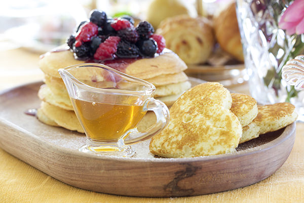 Buttermilk pancakes com frutas vermelhas e mel