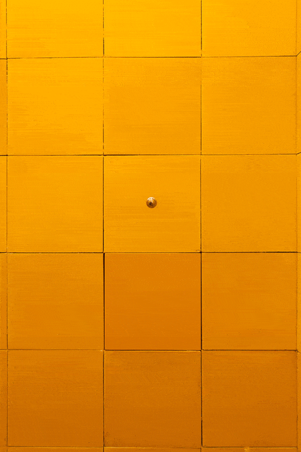 Hall de entrada amarelo é o ponto de partida de decoração minimalista