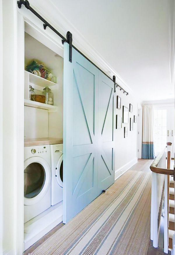 10 lavanderias com porta celeiro para pequenos espaços
