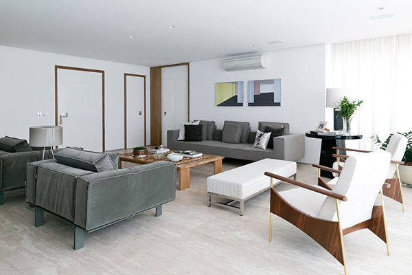 Decoração neutra integra salas de estar e jantar com área gourmet