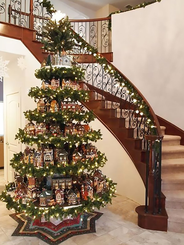 7 árvores de Natal feitas com torres de bandejas