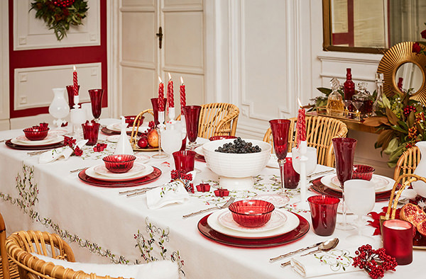 Decoração clássica em vermelho e dourado para o Natal da Zara Home