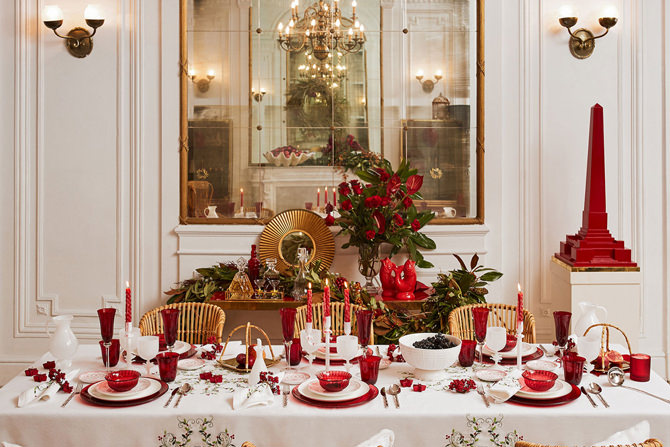 Editorial: decoração em branco, dourado e vermelho para o almoço de Natal