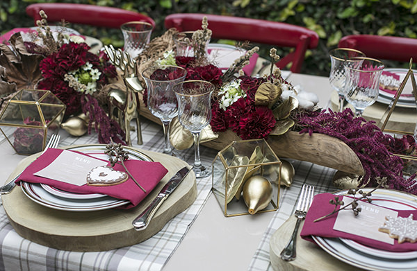 Decoração rústica em vinho, dourado e vermelho para a mesa de Natal -  Constance Zahn | Casa & Decor
